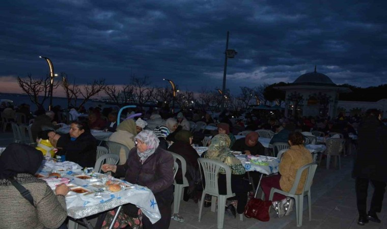 Lapsekide sokak iftarları ilgi görüyor