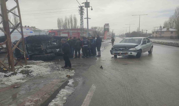 Malazgirtte traktör ile otomobil çarpıştı