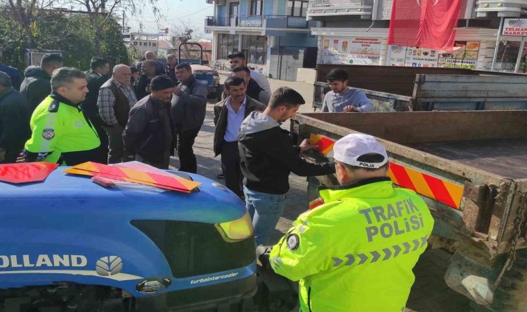 Manisada traktörlere reflektör ve tepe lambası takıldı