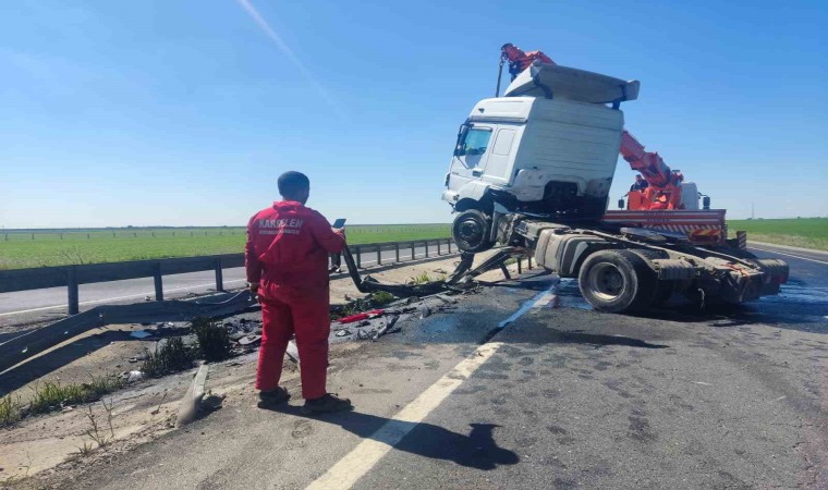 Mardinde bariyerlere çarpan tır sürücüsü yaralandı