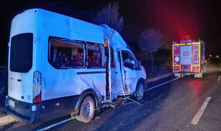 Mardinde öğrencileri taşıyan minibüs ile tır çarpıştı: 15 yaralı