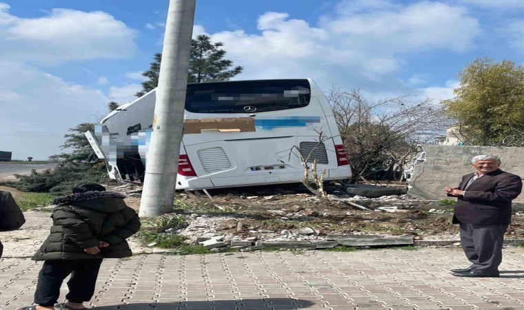 Mardinde yolcu otobüsü bir evin bahçesine girdi