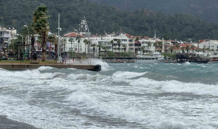 Marmariste önce fırtına, sonra sağanak yağış etkili oldu