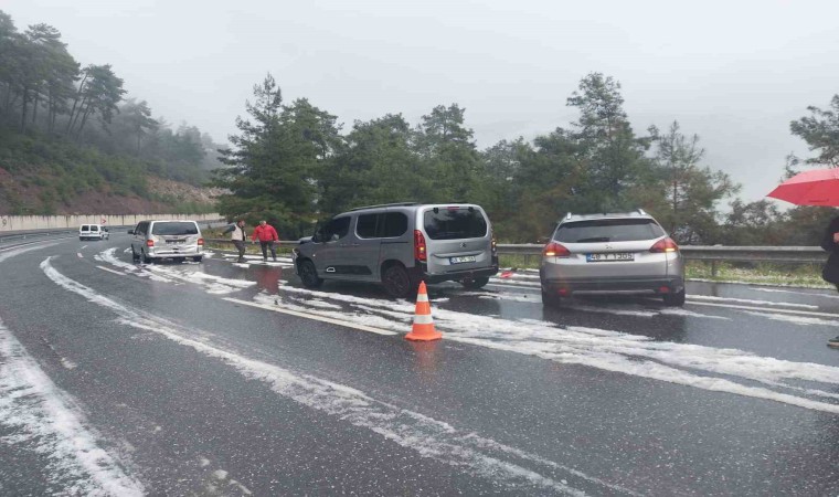 Marmariste yağışlar kazaları da beraberinde getirdi