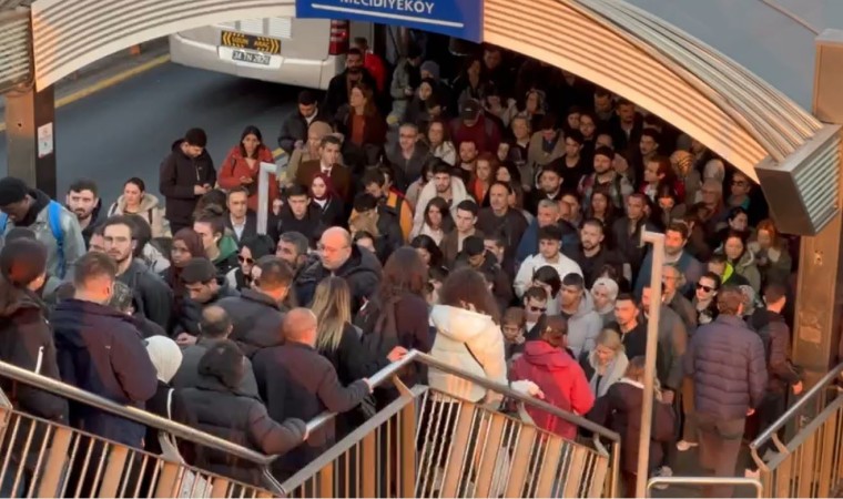 Mecidiyeköy metrobüs durağında insan seli