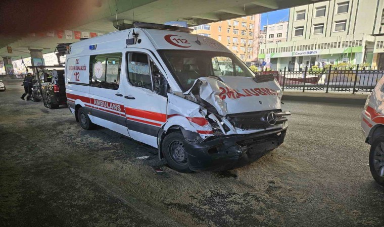 Mecidiyeköyde hatalı dönüş yapan minibüsle hastaya yetişmeye çalışan ambulans çarpıştı