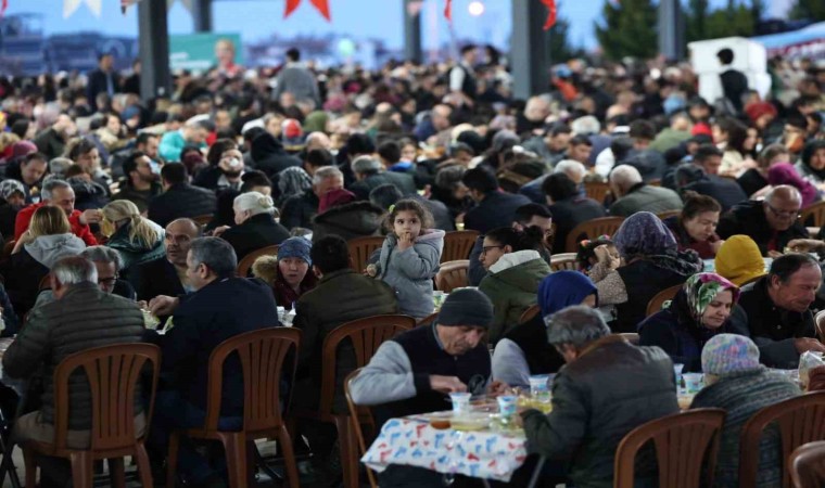 Merkezefendinin iftar sofrası Adalet Mahallesinde kuruldu