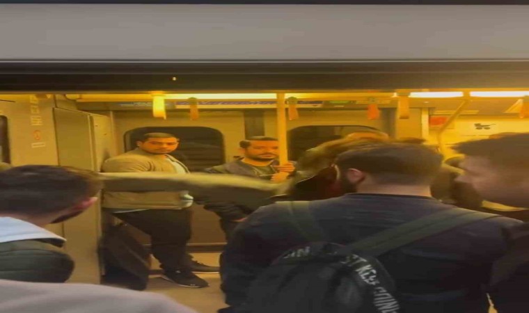 Metro kapılarını tekmeleyip makinisti dövmeye kalktılar