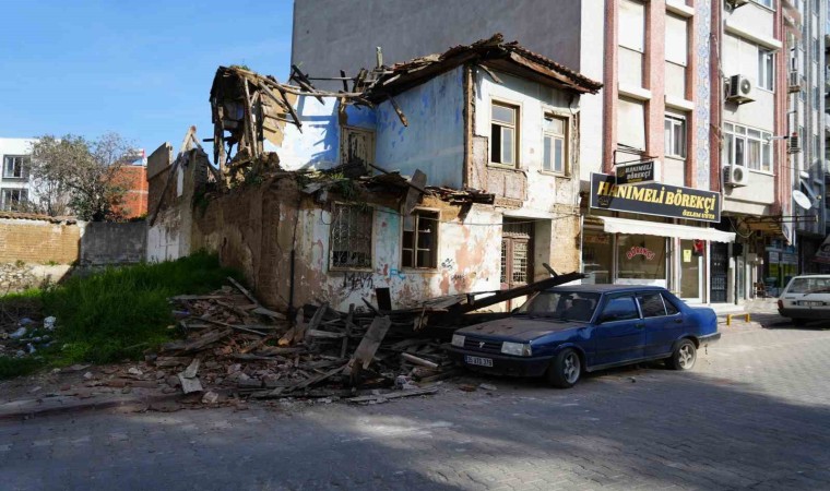 Metruk bina park halindeki otomobilin üzerine çöktü