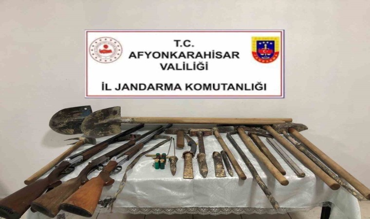 Mezarlık yanında define arayan 4 kişiyi jandarma suçüstü yaptı