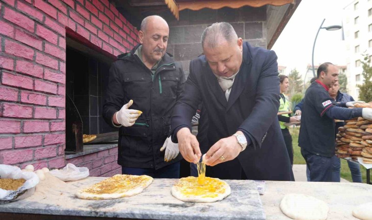 MHPli başkan ve milletvekili, elleriyle yaptıkları pideleri vatandaşlara dağıttı