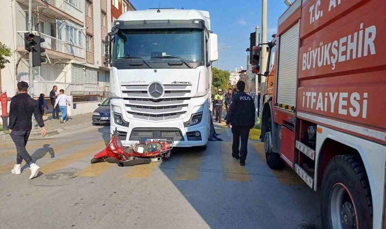 Motosiklet hafriyat kamyonun altında kaldı (1)