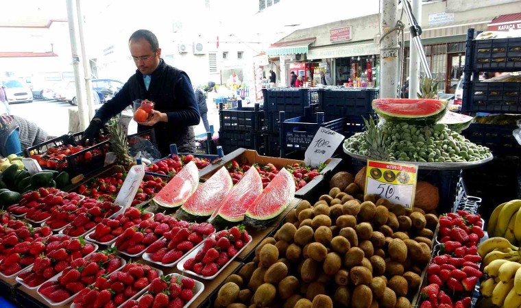 Muğlada karpuz, çilek ve çağla pazar yerindeki tezgahlarda yerini aldı