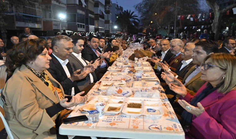 Muratpaşada ilk iftar yemeği Beş Şehitler Parkında verildi