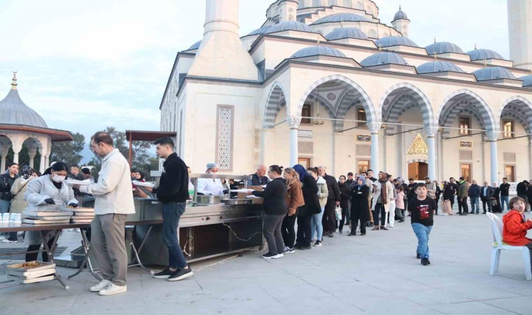 MÜSİAD, iftar sofrasında şehit ve gazi aileleri ile yaşlı ve gençleri ağırladı