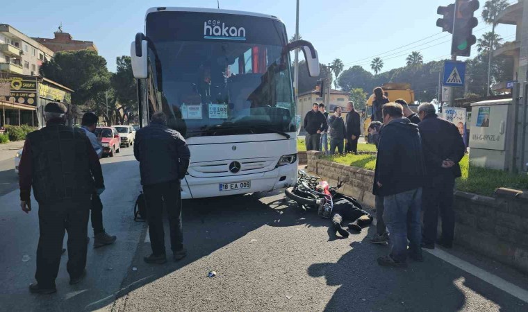 Nazillide otobüs motosiklete çarptı: 1 ölü