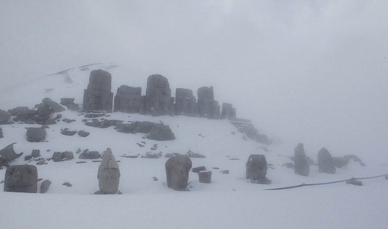 Nemrut Dağı baharda kışı yaşıyor