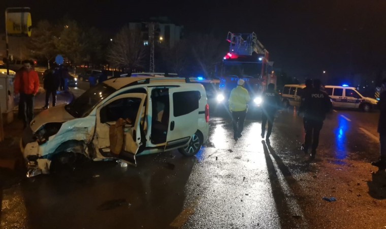 Nevşehirde 14 aracın karıştığı zincirleme trafik kazası: 3ü ağır 7 yaralı