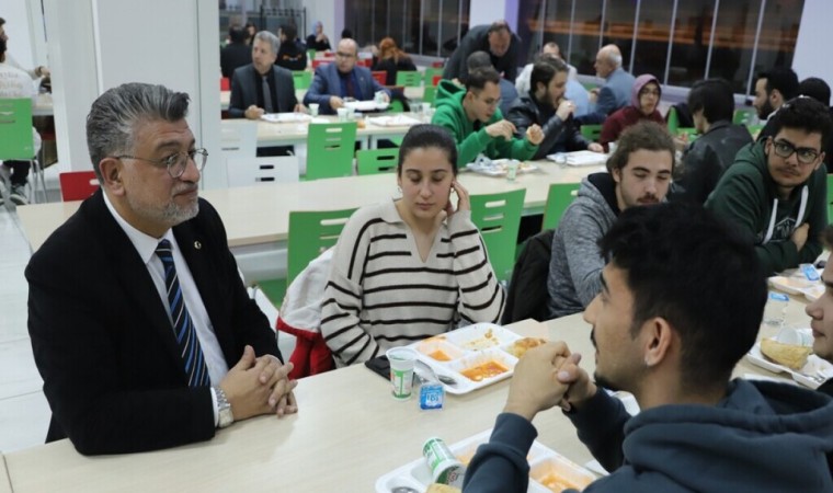 Öğrencilerle iftarda bir araya geldi