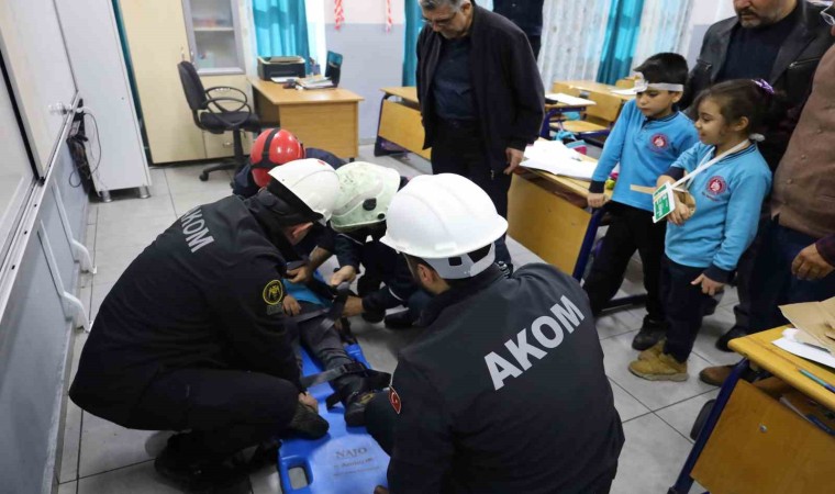 Okulda gerçeği aratmayan deprem tatbikatı