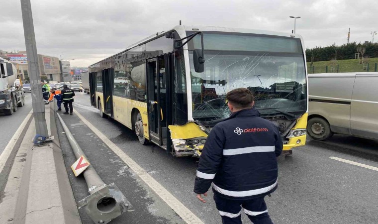 Otomobilin otobüse çarptığı anlar kamerada: 2 yaralı