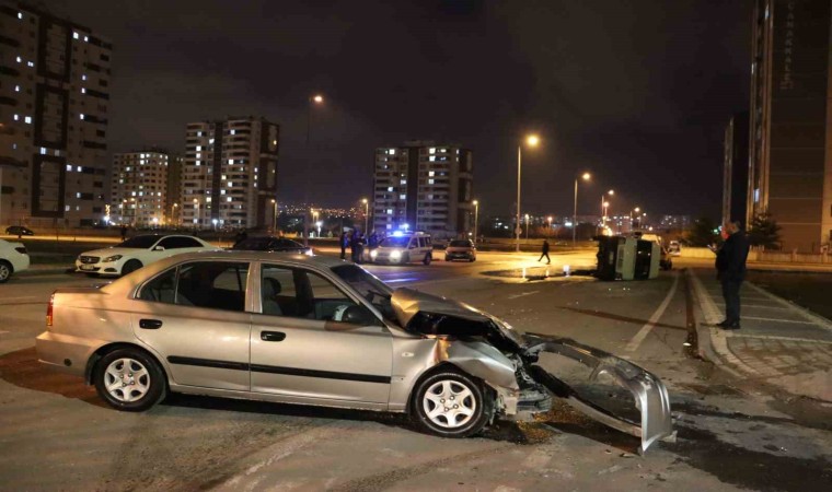 Otomobille çarpışan işçi servisi devrildi: 3 yaralı