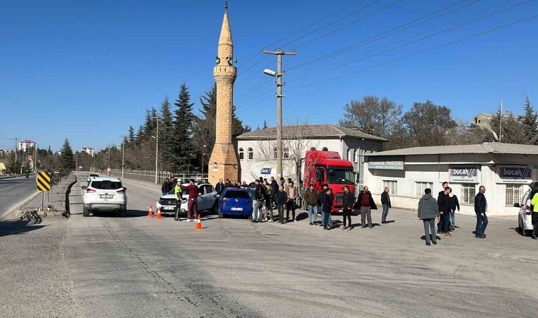 Otomobiller kavşakta çarpıştı: 3 yaralı