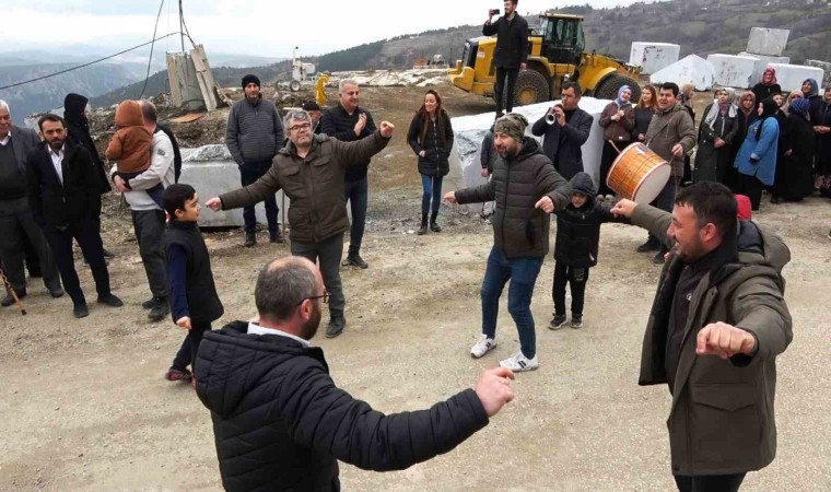 (Özel) Bursada mahkemenin mermer ocağı kararını duyan köylüler davul zurnayla yürüdü