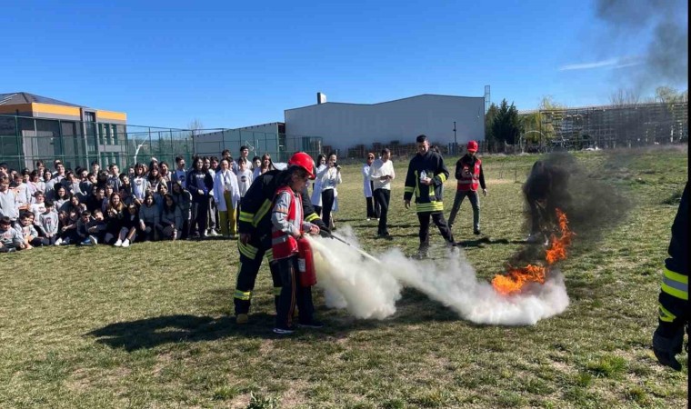 Özel okulda yapılan deprem tatbikatı gerçeğini aratmadı