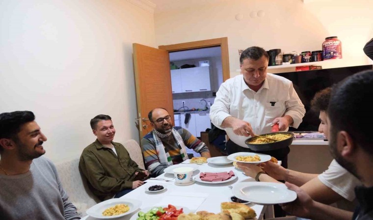 Özkan Alp öğrenci evinde sahur yaptı