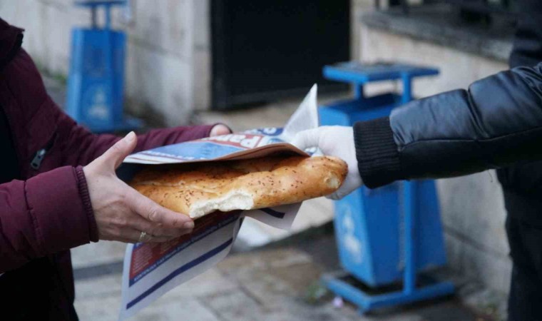 Pamukkale Adayı Ertemur iftar zamanı trafikte kalanlara Ramazan pidesi dağıttı