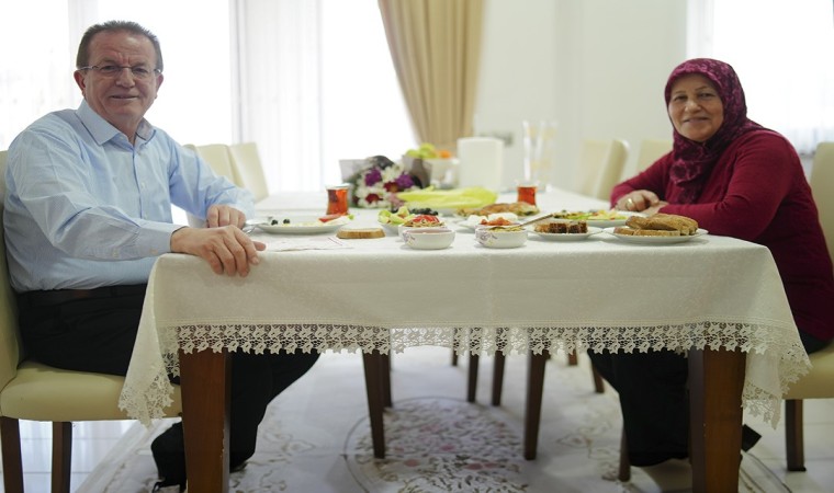 Pekdemirden eşine kahvaltılı Kadınlar Günü sürprizi