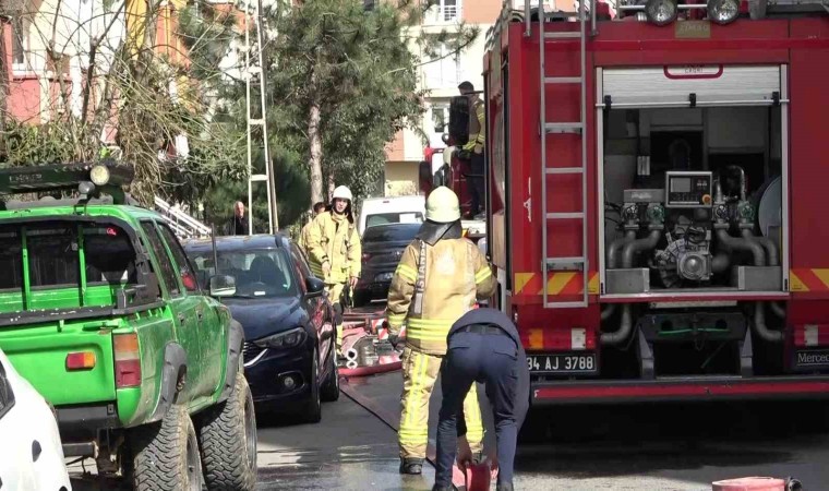 Pendikte 5 katlı binanın çatısı alev alev yandı