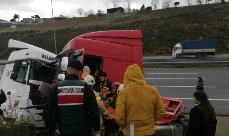 Pendikte iki tır çarpıştı: 1 yaralı