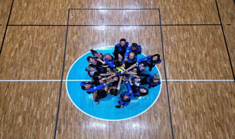 Polis ve voleybolculardan ‘Erik Dalı eşliğinde antrenman