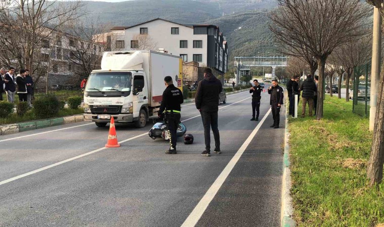 Refüjdeki ağaçlara çarpan motosiklet sürücüsü ağır yaralandı