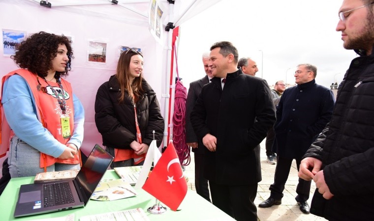 Rektör Topal, öğrenci topluluklarının standını ziyaret etti