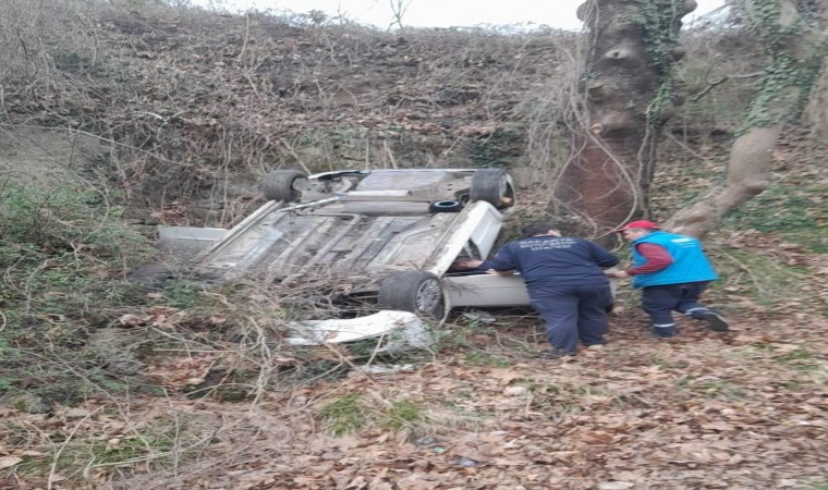 Sakaryada otomobil şarampole yuvarlandı: 5 yaralı