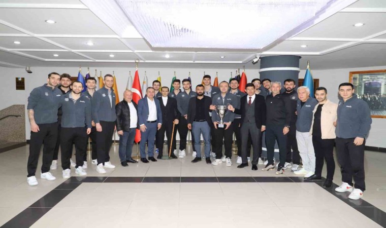 Şampiyon voleybol takımı kupayı Başkan Özcana teslim etti