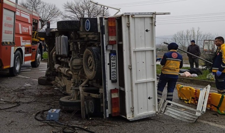 Samsunda yoldan çıkan kamyon aydınlatma direğine çarptı: 4 yaralı