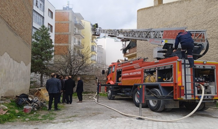 Sandıklıda ev yangını, itfaiyenin alevlere müdahalesi sürüyor