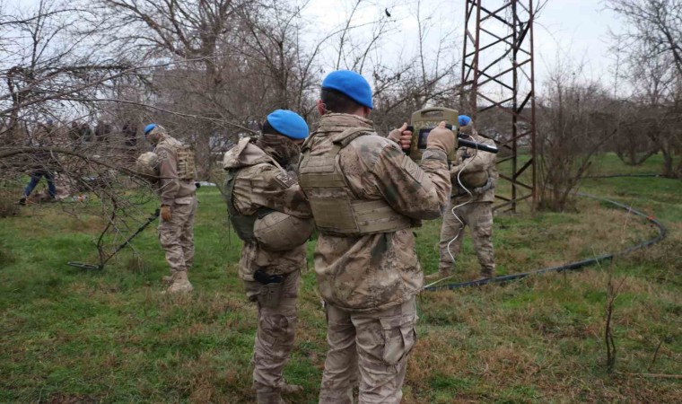 Şanlıurfada terör operasyonunda gözaltına alınan şüpheliler jandarmada