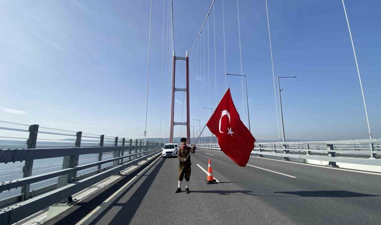 Şehitler için Çanakkaleye yürüyen gazi torunu, Türk bayrağıyla 1915 Çanakkale Köprüsünü yürüyerek geçti