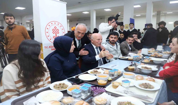 Şehrin yöneticileri, öğrencilerle iftar sofrasında buluştu