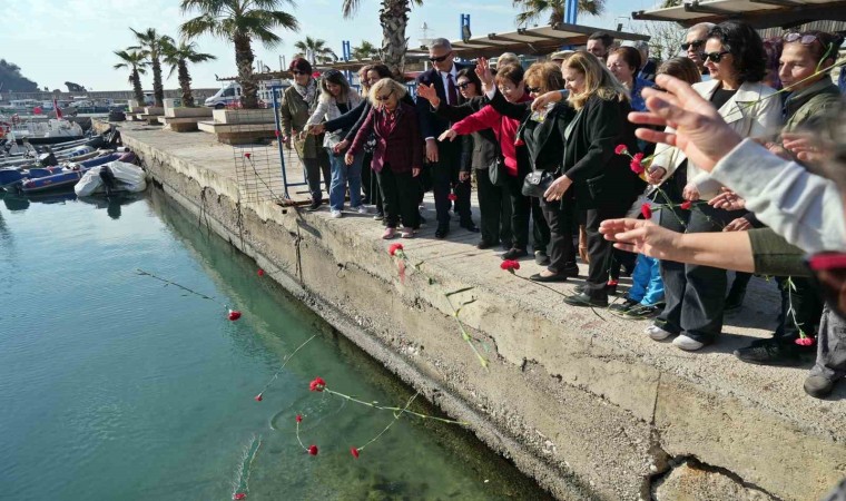 Selanik mübadillerinin Antalyaya gelişinin 100üncü yılında denize kırmızı karanfiller bırakıldı