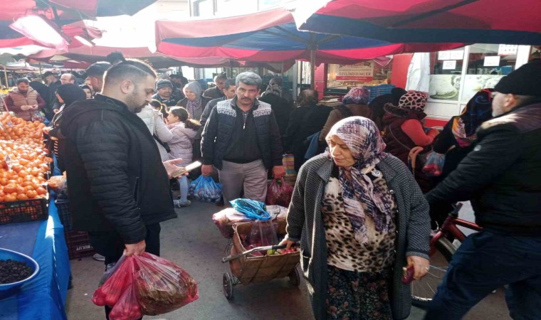 Semt pazarlarında Ramazan yoğunluğu