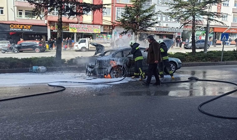 Seyir halindeki LPGli otomobil alev topuna döndü