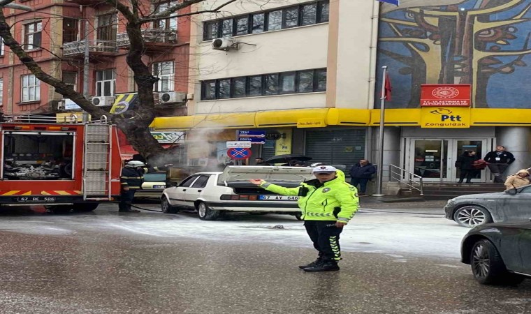 Seyir halindeki otomobilde yangın çıktı