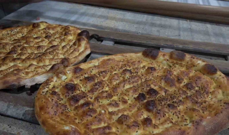 Siirtte fırınlarda Ramazan pidesi mesaisi