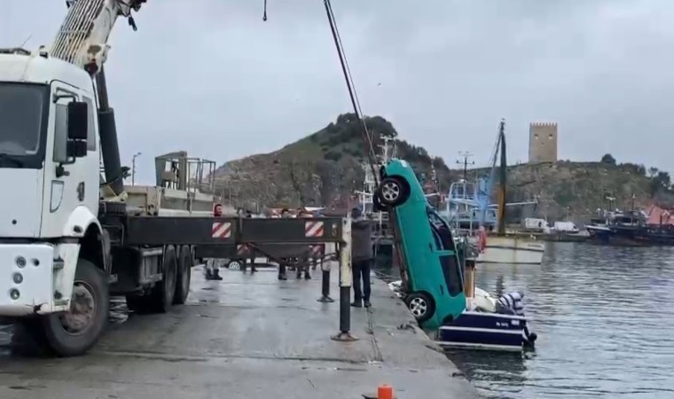 Şile Limanında gece saatlerinde denize düşen otomobil çıkartıldı